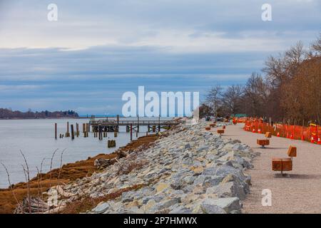 Costruzione per innalzare l'altezza di una diga lungo il fiume Fraser vicino a Steveston British Columbia Canada Foto Stock