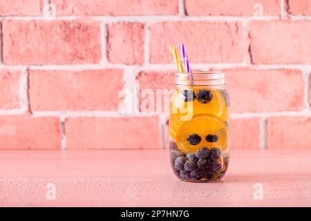 Disintossicazione sana acqua infusa con frutta. Rinfrescante cocktail estivo fatto in casa. Foto Stock
