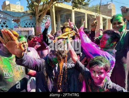 Le persone della comunità indù celebrano il loro festival Holi per esprimere l'armonia religiosa, a Sukkur mercoledì 8 marzo 2023. Holi, il festival primaverile indù conosciuto anche come il "festival dei colori", è stato celebrato dalla comunità indù in Pakistan e in tutto il mondo con fervore tradizionale e religioso. Foto Stock