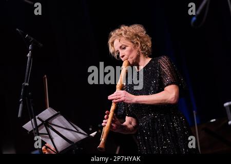 Colonia, Germania. 08th Mar, 2023. Katja Riemann, attrice, è sul palco al Funkhaus come parte del festival di letteratura lit.Cologne. Credit: Rolf Vennenbernd/dpa/Alamy Live News Foto Stock