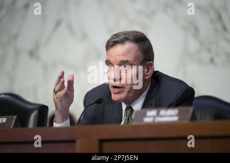 Washington, Stati Uniti. 07th Mar, 2020. Mark Warner, Presidente del Senato Intelligence Committee, D-VA, parla durante un'audizione sulle minacce mondiali in cui i direttori di varie agenzie di intelligence hanno parlato negli Stati Uniti Campidoglio a Washington, DC Mercoledì, 8 marzo 2023. Foto di Bonnie Cash/UPI Credit: UPI/Alamy Live News Foto Stock