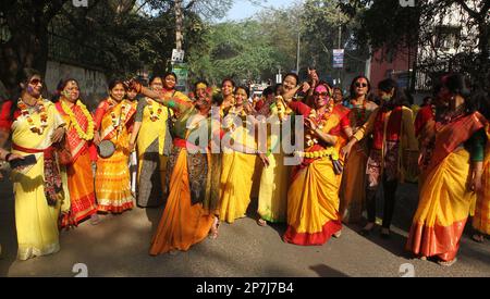 Nuova Delhi, India. 08th Mar, 2023. Donne che ballano indossando un sari di colore giallo sulla strada del C.R.Park a Nuova Delhi per segnare il festival dei colori 'Holi'. (Foto di Ranjan Basu/Pacific Press/Sipa USA) Credit: Sipa USA/Alamy Live News Foto Stock