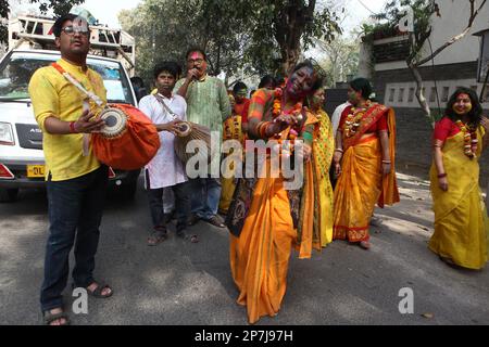 Nuova Delhi, India. 08th Mar, 2023. Donne che ballano indossando un sari di colore giallo sulla strada del C.R.Park a Nuova Delhi per segnare il festival dei colori 'Holi'. (Foto di Ranjan Basu/Pacific Press/Sipa USA) Credit: Sipa USA/Alamy Live News Foto Stock