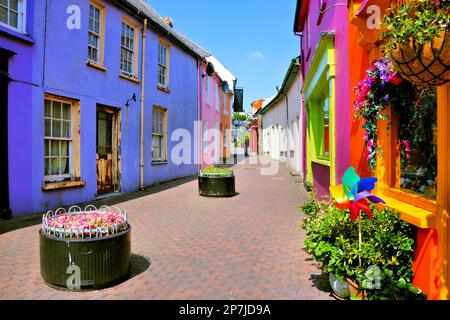 Pittoresca strada fiancheggiata da vivaci edifici colorati nel centro storico di Kinsale, nella contea di Cork, Irlanda Foto Stock