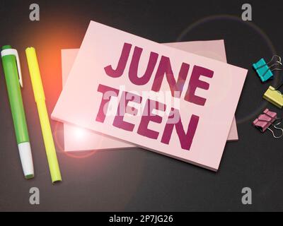Cartello che mostra giugno Teen. Concetto di Internet vacanza legale negli Stati Uniti della fine della schiavitù negli Stati Uniti Foto Stock
