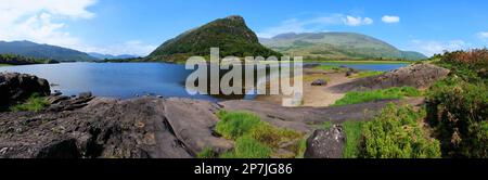 Vista panoramica del lago superiore e delle cime nel Parco Nazionale di Killarney, Ring of Kerry, Irlanda Foto Stock