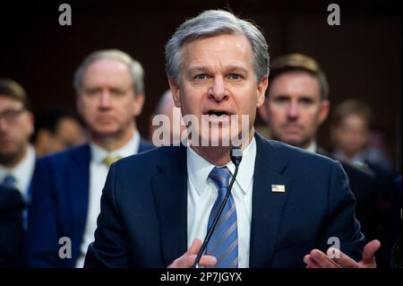 Washington, Stato di Vereinigte. 08th Mar, 2023. Il direttore, Christopher Wray, Federal Bureau of Investigation, appare davanti a una Commissione del Senato per l'audizione di intelligence per esaminare le minacce a livello mondiale, nell'edificio Hart Senate Office a Washington, DC, mercoledì 8 marzo 2023. Credit: Rod Lammey/CNP/dpa/Alamy Live News Foto Stock