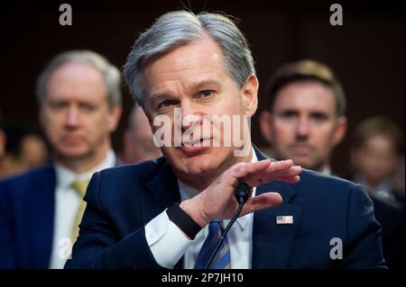Washington, Stato di Vereinigte. 08th Mar, 2023. Il direttore, Christopher Wray, Federal Bureau of Investigation, appare davanti a una Commissione del Senato per l'audizione di intelligence per esaminare le minacce a livello mondiale, nell'edificio Hart Senate Office a Washington, DC, mercoledì 8 marzo 2023. Credit: Rod Lammey/CNP/dpa/Alamy Live News Foto Stock
