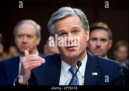 Washington, Stato di Vereinigte. 08th Mar, 2023. Il direttore, Christopher Wray, Federal Bureau of Investigation, appare davanti a una Commissione del Senato per l'audizione di intelligence per esaminare le minacce a livello mondiale, nell'edificio Hart Senate Office a Washington, DC, mercoledì 8 marzo 2023. Credit: Rod Lammey/CNP/dpa/Alamy Live News Foto Stock
