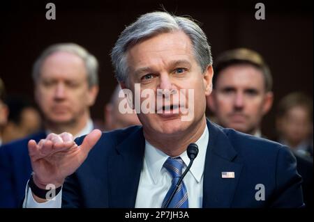 Washington, Stato di Vereinigte. 08th Mar, 2023. Il direttore, Christopher Wray, Federal Bureau of Investigation, appare davanti a una Commissione del Senato per l'audizione di intelligence per esaminare le minacce a livello mondiale, nell'edificio Hart Senate Office a Washington, DC, mercoledì 8 marzo 2023. Credit: Rod Lammey/CNP/dpa/Alamy Live News Foto Stock