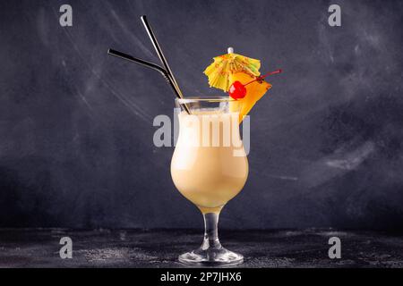 Tradizionale cocktail caraibico pina colada in un bicchiere, guarnito con una fetta di ananas. Foto Stock
