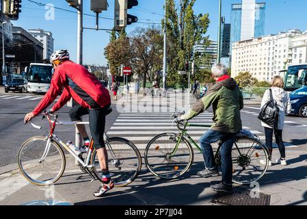 Vienna, Austria - 18 ottobre 2022: Persone in bicicletta sulla strada al semaforo di Vienna, Austria Foto Stock