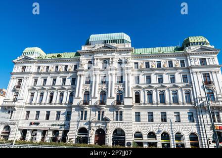 Vienna, Austria - 18 ottobre 2022: Facciata di un antico edificio classico con statue a Innere Stadt, Vienna, Austria Foto Stock