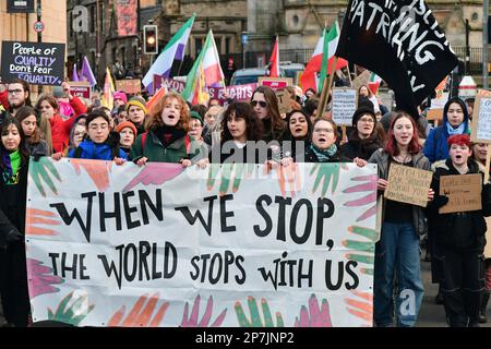 Edimburgo Scozia, Regno Unito 08 marzo 2023. Giornata Internazionale della Donna marcia attraverso il centro della città. credito sst/alamy notizie dal vivo Foto Stock