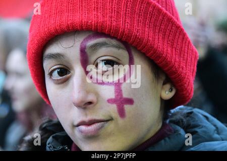 Edimburgo Scozia, Regno Unito 08 marzo 2023. Giornata Internazionale della Donna marcia attraverso il centro della città. credito sst/alamy notizie dal vivo Foto Stock