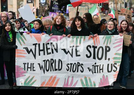 Edimburgo Scozia, Regno Unito 08 marzo 2023. Giornata Internazionale della Donna marcia attraverso il centro della città. credito sst/alamy notizie dal vivo Foto Stock