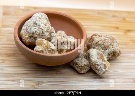 Gur - zucchero di canna naturale - dolcitore sano biologico Gur / goor / fresco fatto di succo di canna da zucchero - dolci Punjabi Foto Stock