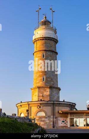 Faro di Cabo Mayor, torre circolare ricoperta di pietra, in seguito condizionata per ospitare il Centro d'Arte Faro de Cabo Mayor. Santander, Cantabria, Spagna. Foto Stock