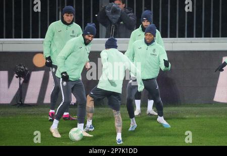 Raul Albiol di Villarreal, Alberto Moreno di Villarreal e Johan Mojica di Villarreal combattono per la palla durante una sessione di allenamento della squadra di calcio spagnola Villarreal CF, mercoledì 08 marzo 2023 a Bruxelles. La squadra si prepara per la partita di domani contro il belga RSC Anderlecht, la prima tappa del round 16 del concorso UEFA Europa Conference League. BELGA PHOTO VIRGINIE LEFOUR Foto Stock