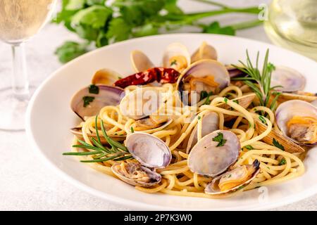 Pasta di pesce con vongole spaghetti alle Vongole su sfondo chiaro. Foto Stock