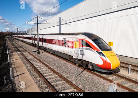 DONCASTER, REGNO UNITO - 7 MARZO 2023. Un treno passeggeri interurbano Azuma bimodale di classe 800 nella livrea LNER presso il deposito di manutenzione Hitachi a Doncaster Foto Stock