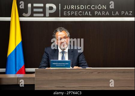 Il magistrato e presidente della giurisdizione Speciale per la Pace (JEP) Roberto Carlos Vidal Lopez parla della denuncia durante una conferenza stampa Foto Stock