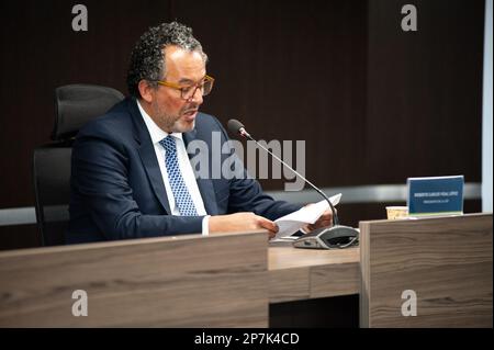 Il magistrato e presidente della giurisdizione Speciale per la Pace (JEP) Roberto Carlos Vidal Lopez parla della denuncia durante una conferenza stampa Foto Stock