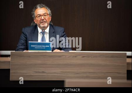 Il magistrato e presidente della giurisdizione Speciale per la Pace (JEP) Roberto Carlos Vidal Lopez parla della denuncia durante una conferenza stampa Foto Stock