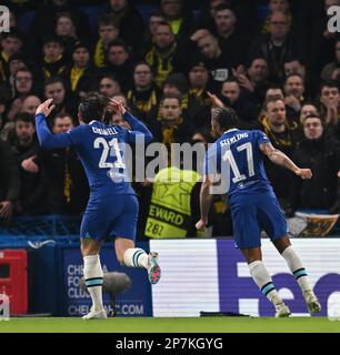 Inghilterra, Londra, 07 marzo 2023 - Raheem Sterling di Chelsea festeggia con ben Chilwell dopo aver segnato il gol durante il round della UEFA Champions League Foto Stock
