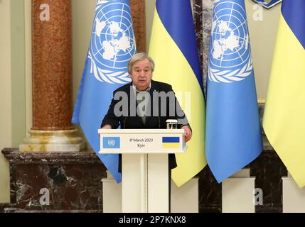 Non esclusiva: KIEV, UCRAINA - 8 MARZO 2023 - il Segretario generale delle Nazioni Unite Antonio Guterres partecipa ad una conferenza stampa congiunta con il Presidente Foto Stock