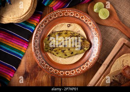 Nopal arrosto. Il nopal è una pianta di cactus, un ingrediente molto popolare nella cucina messicana, molto comunemente usato per accompagnare le carni alla griglia, nelle insalate e. Foto Stock