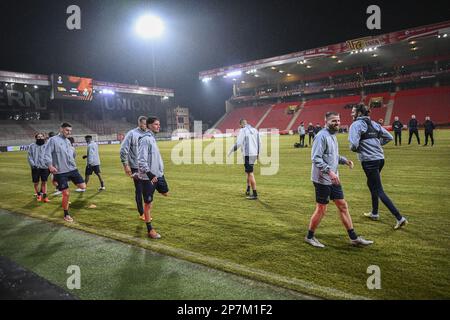 Oussama El Azzouzi di Union e Bart Nieuwkoop di Union sono raffigurati in azione durante una sessione di allenamento della squadra di calcio belga Royale Union Saint-Gilloise, mercoledì 08 marzo 2023 a Berlino, Germania. L'Unione si prepara alla partita di domani contro l'Unione tedesca di Berlino, la prima tappa del round 16 del concorso UEFA Europa League. FOTO DI BELGA LAURIE DIEFFEMBACQ Foto Stock