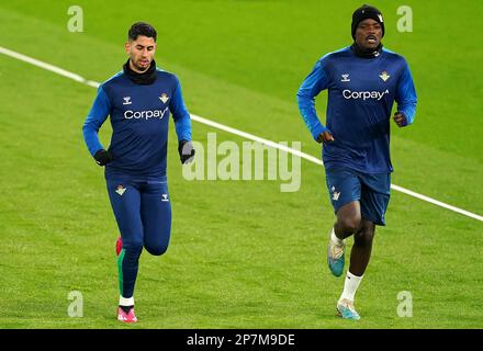 Ayoze Perez di Real Betis (a sinistra) e William Carvalho durante una sessione di allenamento a Old Trafford, Manchester. Data immagine: Mercoledì 8 marzo 2023. Foto Stock