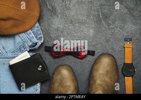 Composizione con scarpe, abiti e accessori maschili su fondo scuro Foto Stock