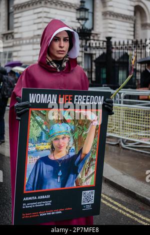 Un manifestante a Londra vestito come un personaggio della Storia dell'Anmaid organizzato dal gruppo Stage of Freedom on International Women's Day. Foto Stock