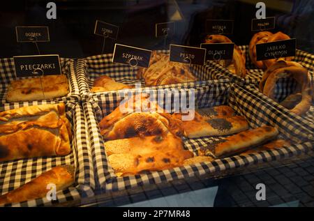 Sul banco della panetteria in cesti sono prodotti da forno con vari ripieni. Foto Stock