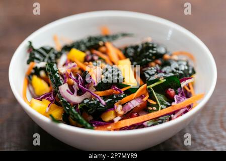 Insalata fatta in casa con lenticchie, kale, carote, cavolo rosso, cipolla e arils melograno. Foto Stock
