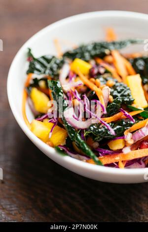 Insalata fatta in casa con lenticchie, kale, carote, cavolo rosso, cipolla e arils melograno. Foto Stock