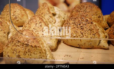 Panini interi freschi e sani Pasticceria con sesamo e semi di lino. Shopping al negozio di alimentari. Concetto di vendita di cibo Foto Stock