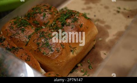 Pane fresco sugli scaffali della panetteria nel supermercato. Shopping al negozio di alimentari. Concetto di vendita di cibo Foto Stock