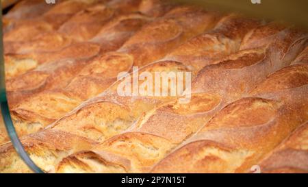 Pane fresco sugli scaffali della panetteria nel supermercato. Shopping al negozio di alimentari. Concetto di vendita di cibo Foto Stock