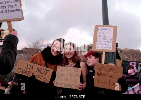 Edimburgo, Scozia, Regno Unito. 8th marzo 2023. Protesta e attività per la Giornata internazionale della donna a Piazza Bristo, il tema di quest'anno è la solidarietà internazionale e di sciopero, con particolare attenzione alle lotte delle donne iraniane. La marcia termina al Mound. Credit: Craig Brown/Alamy Live News Foto Stock