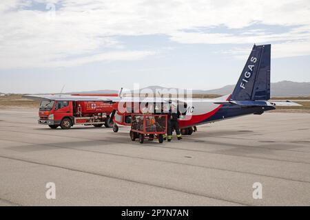 Un britannico Norman B2B Islander, VP-FMC appartenente al Falkland Islands Government Air Service, FIGAS, carico all'aeroporto di Stanley, Isole Falkland. Foto Stock