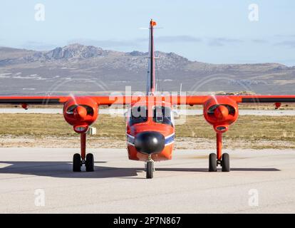 Un aereo di Islander VP-FBO, del Servizio aereo governativo delle Isole Falkland, FIGAS, all'aeroporto di Stanley, Isole Falkland. Utilizzato per la pattuglia della pesca. Foto Stock