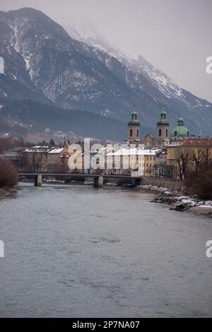 Innsbruck, Austria, Panorama Vista panoramica del terrapieno sul fiume Inn di Innsbruck Città Vecchia Skyline Foto Stock