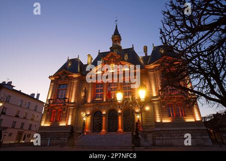 Suresnes Town Hall vista notturna. È un comune francese del dipartimento Hauts-de-Seine nella regione Ile-de-France. Foto Stock