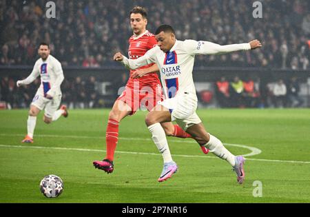 Monaco, Germania. 08th Mar, 2023. Calcio: Champions League, Bayern Monaco - Paris Saint-Germain, turno di knockout, 16°, seconda tappa, Allianz Arena: Kylian Mbappe (r) di PSG corre per la palla contro Leon Goretzka del Bayern. Lionel messi di PSG corre dietro di lui. Credit: Sven Hoppe/dpa/Alamy Live News Foto Stock