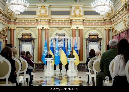 Kiev, Ucraina. 08th Mar, 2023. Antonio Guterres, Segretario Generale delle Nazioni Unite, di sinistra, risponde a una domanda durante una conferenza stampa congiunta ospitata dal Presidente ucraino Volodymyr Zelenskyy, di destra, al Palazzo Mariinsky, 8 marzo 2023 a Kyiv, Ucraina. Credit: Foto piscina/Ufficio stampa presidenziale ucraino/Alamy Live News Foto Stock