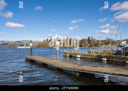 07.03.2023 Windermere, Cumbria, UK.Windermere Lake per distinguerlo dalla vicina città di Windermere) è il più grande lago naturale d'Inghilterra. Foto Stock