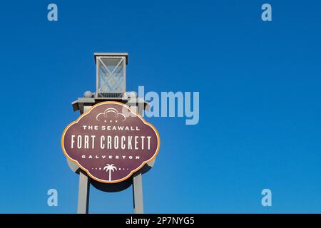 Galveston, Teaxas, USA - Febbraio 2023: Cartello sul lungomare di Galveston o Fort Crockett come è noto Foto Stock